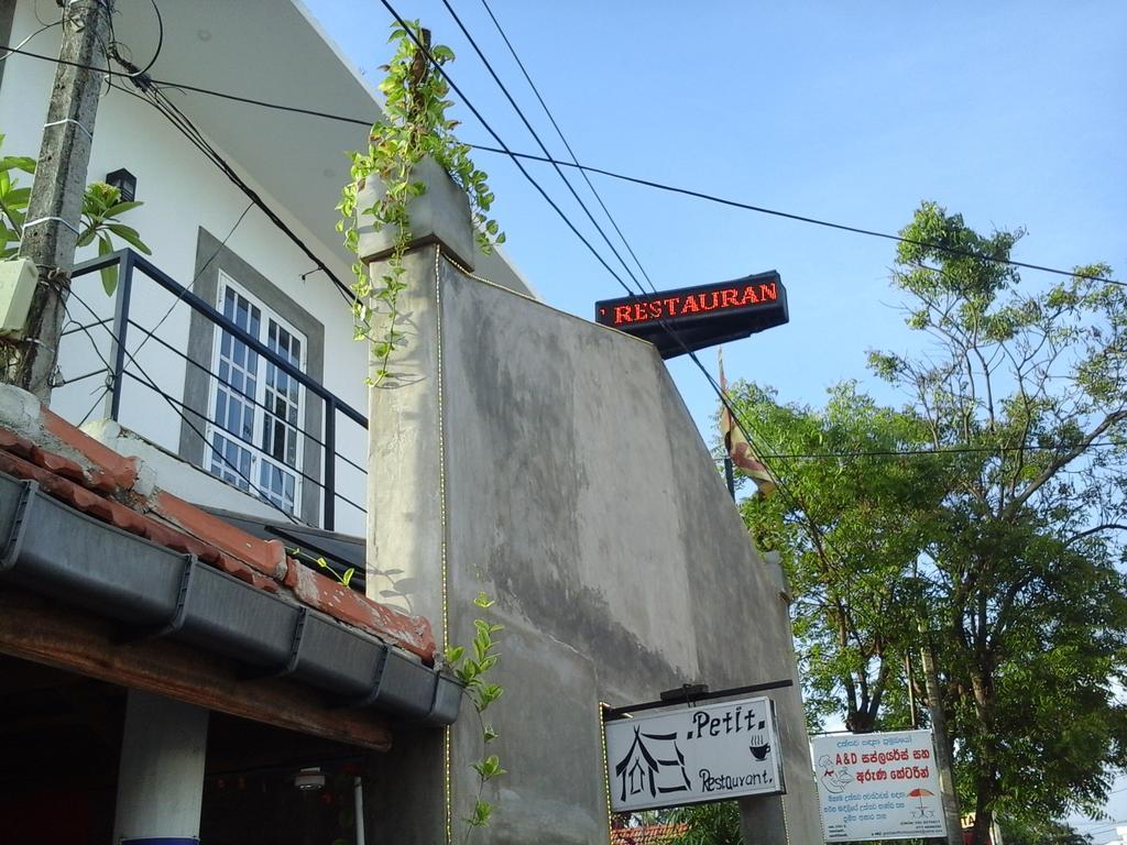 Petit Guest House Negombo Exterior photo